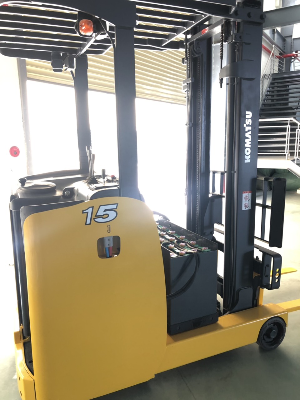Xe nâng điện đứng lái